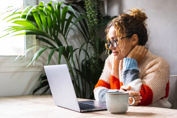Serene成熟した女性は ラップトップのオンライン通知メールを見て読んでいます 一人でテーブルに座ってリラックスして自宅でコンピュータを使用してかなりの女性の人々 現代の屋内レジャー活動ウェブ — ストック写真