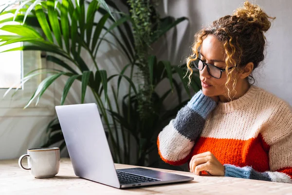 Donna Adulta Che Lavora Sul Computer Portatile Tocca Doloroso Collo — Foto Stock