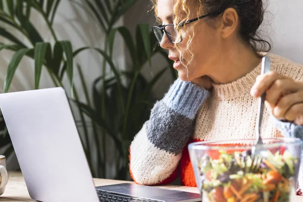 Kvinnlig Anställd Som Arbetar Laptop Medan Äter Sallad Från Glasskål — Stockfoto