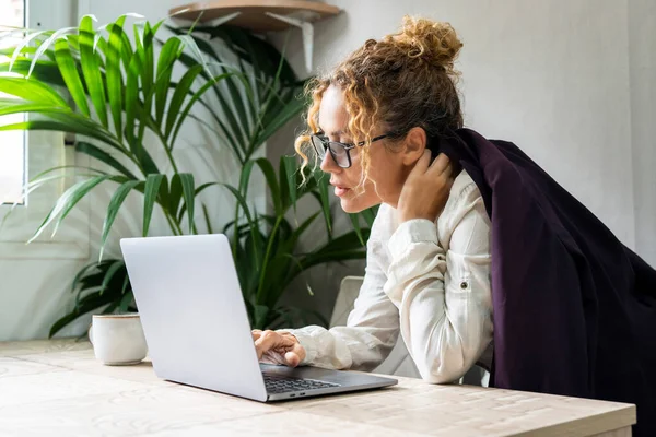管理職の女性がオフィスのノートパソコンで働いてる 自宅の職場でコンピュータ室内を使用してプロの実業家 別の新しいビジネスオンラインの人々の屋内の概念 忙しい女性 — ストック写真