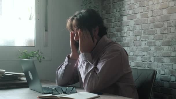 Evde Dizüstü Bilgisayarda Çalışan Yorgun Adamı — Stok video