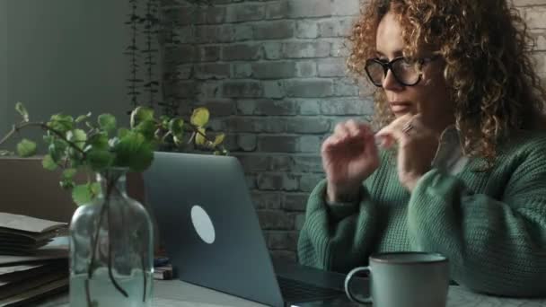 Mulher Cansada Casa Frente Computador Excesso Trabalho Conceito Uso Laptop — Vídeo de Stock