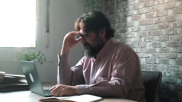 Evde Dizüstü Bilgisayarda Çalışan Yorgun Adamı — Stok video