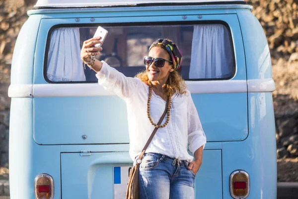 Γυναίκα Που Παίρνει Selfie Φωτογραφία Τηλέφωνο Ενάντια Ένα Μπλε Κλασικό — Φωτογραφία Αρχείου