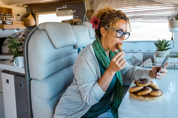Mulher Entediada Comendo Monte Donuts Sentados Mesa Dentro Uma Van — Fotografia de Stock