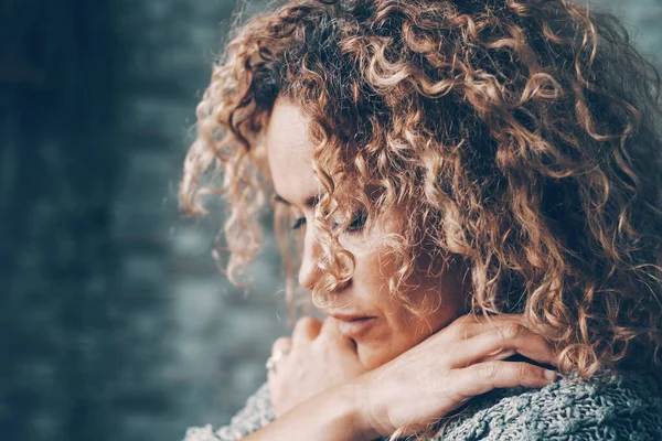 Smutek Portretuje Kobietę Samica Przytulająca Się Samotności Problemów Życiowych Zamkniętymi — Zdjęcie stockowe