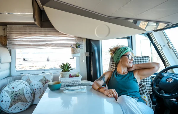 Travel Woman Enjoy Time Relax Modern Camper Van Улыбка Водителя — стоковое фото