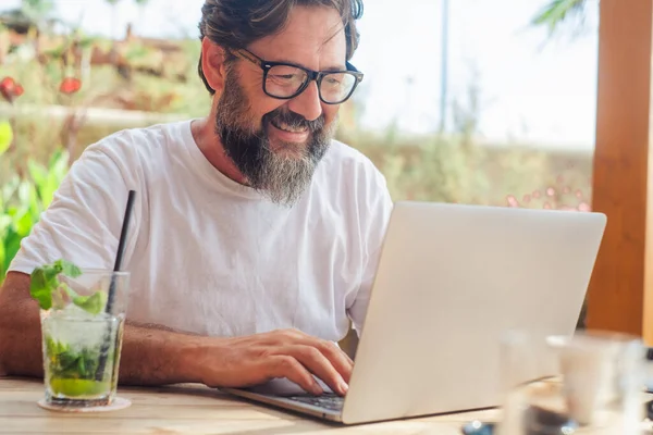 Een Vrolijke Volwassen Man Met Baard Brillen Werkend Met Laptop — Stockfoto