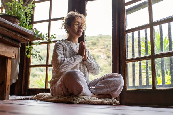 Fredelig Livsstil Psykisk Helse Kvinne Som Driver Med Yoga Meditasjon – stockfoto
