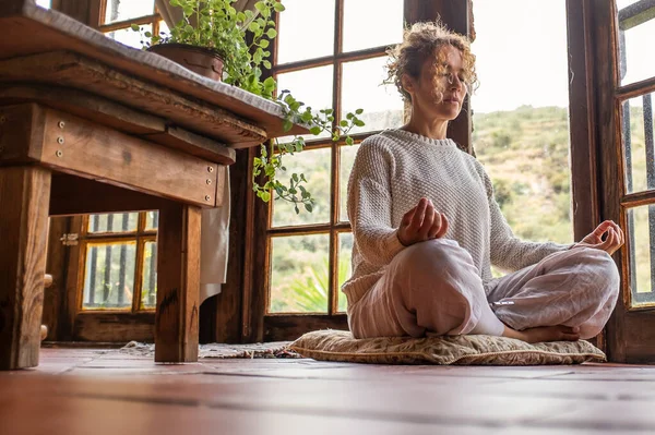 Evde Yoga Yapan Yetişkin Bir Kadınla Sağlıklı Bir Yaşam Tarzı — Stok fotoğraf