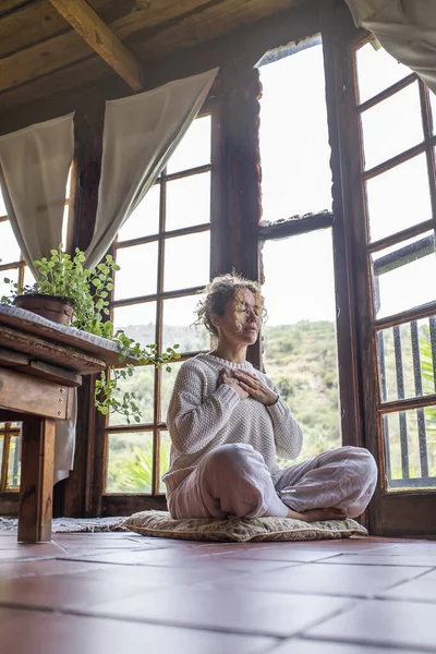 Kvinne Yoga Meditasjon Elsker Deg Selv Hjemme Med Hendene Brystet – stockfoto