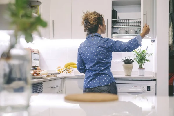 回顾现实生活中的女人在厨房里寻找 独自生活 独立的女性准备在家里准备午餐 左边的复制空间 — 图库照片