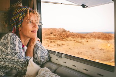 Mutlu kadın, karavan aracıyla seyahat etmekten zevk alıyor. Alternatif tatil için karavan kiralama kavramı . 