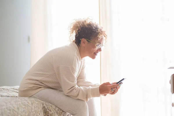 Mujer Usando Teléfono Móvil Sentado Cama Por Mañana Casa Habitación —  Fotos de Stock