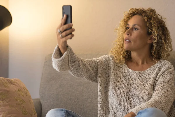 Donna Impegnata Videochiamata Con Cellulare Comodamente Seduta Casa Sul Divano — Foto Stock