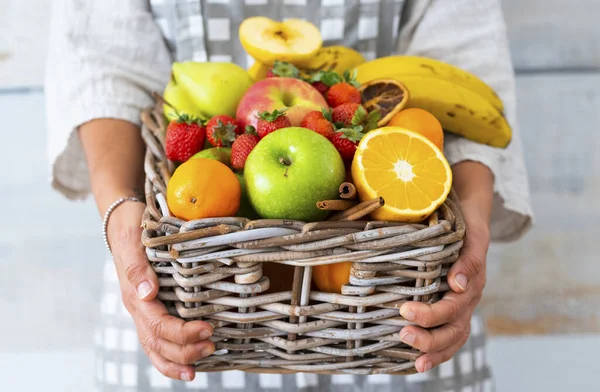 Nærme Kurvfrukt Eierbutikkens Konsept Sunn Mat Livsstil Epler Appelsiner Bananer – stockfoto
