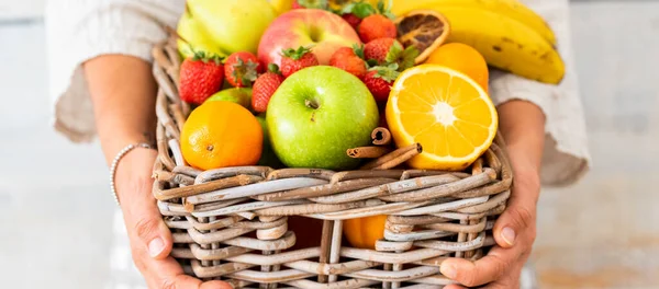 Nærme Kurvfrukt Eierbutikkens Konsept Sunn Mat Livsstil Epler Appelsiner Bananer – stockfoto