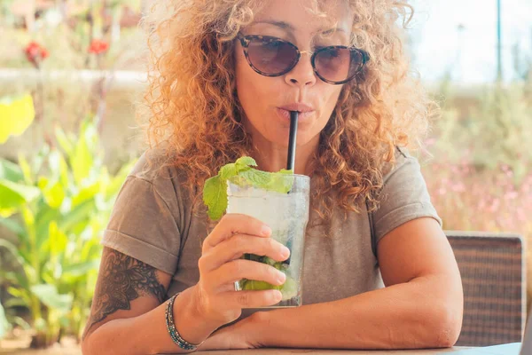 Zblízka Portrét Ženy Popíjející Mojito Čerstvý Koktejl Kavárně Beach Bar — Stock fotografie