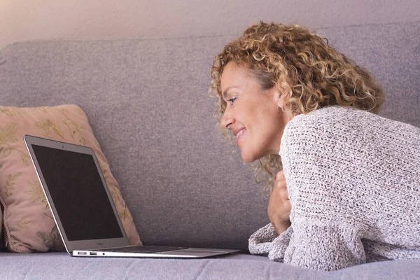 Vrouw Liggend Bank Hebben Ontspannen Met Behulp Van Laptop Moderne — Stockfoto