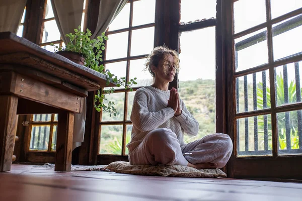 Femme Adulte Bonne Santé Dans Yoga Grâce Position Maison Sur — Photo