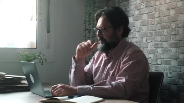 オフィスのノートパソコンを持った男ビジネス活動 — ストック動画