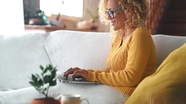 Kobieta Posiadające Całkowity Relaks Domu Kanapie Pomocą Laptopa Surfowania Sieci — Wideo stockowe