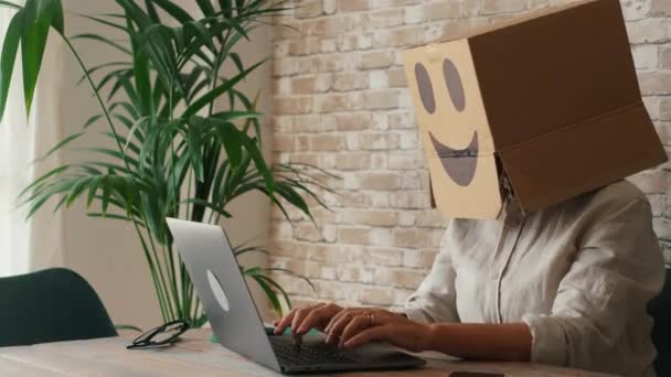 Happy Modern Online Worker Wearing Smile Carton Box Head Speaking — стоковое видео