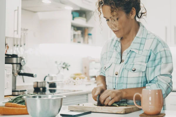 与一位单身女性在家中修剪蔬菜 单独在家准备降午餐的特写或真实生活场景 背景为白色厨房 人民与健康食品 女士在工作 — 图库照片