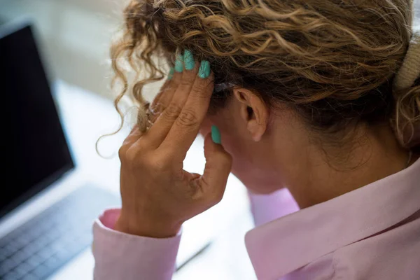 Dureri Cap Dureroase Asupra Femeii Adulte Locul Muncă Atingând — Fotografie, imagine de stoc