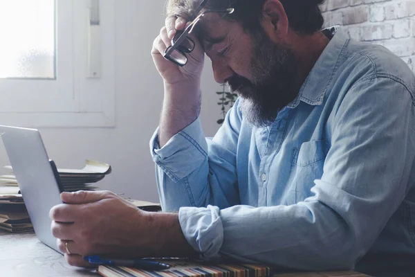 Moderne Arbeidere Små Forretningsproblemer Stress Konsept Situasjon Med Moden Mann – stockfoto