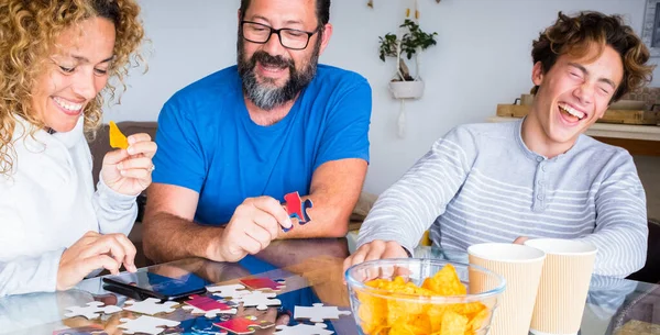 Mutlu Gerçek Aile Kartları Evde Masada Oynayıp Gülüyor Eğleniyor Erkek — Stok fotoğraf