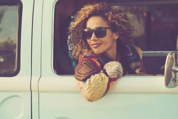 Vrouw Reizen Met Het Voertuig Kijken Uit Het Raam Glimlachend — Stockfoto