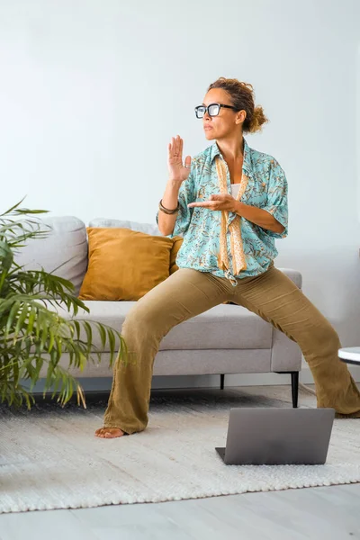 Woman Martial Arts Tai Chi Self Defense Training Alone Home — Stock Photo, Image
