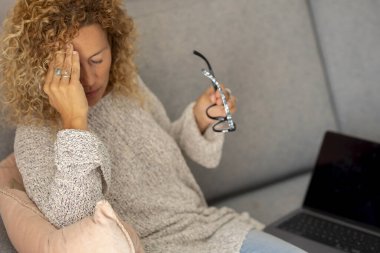 Depresyondaki kadın baş ağrısı, migren, dokunan yüz, kapalı gözler, stresli, hasta, yorgun, kötü haberleri, sorunları, krizi düşünüyor.