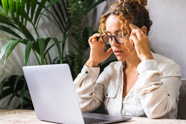 Müde Frau Massiert Schläfen Leidet Unter Kopfschmerzen Nach Der Computerarbeit — Stockfoto