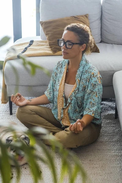 Nainen Kotona Ottaa Rentoutua Meditaatio Vapaa Itämainen Zen Toimintaa Istuu — kuvapankkivalokuva