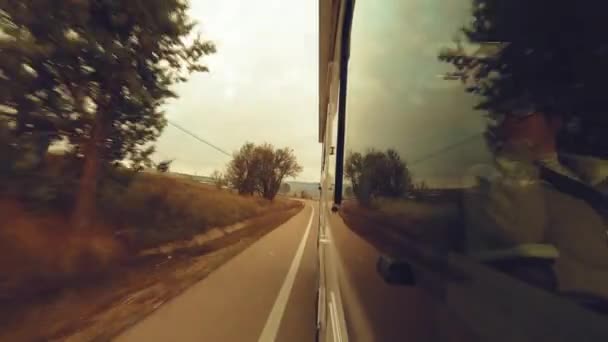 Slow Motion Vehicle Van Husbil Husbil Utanför Passagerare Kvinna Fönster — Stockvideo