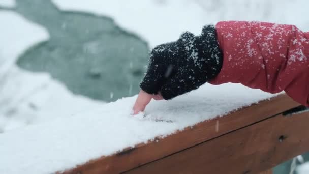 Widok Boczny Ludzi Piszących Śniegu Rękawicą Palcową Rysującą Serce Dla — Wideo stockowe