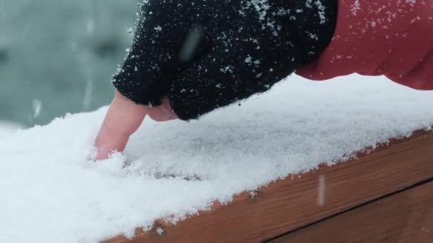 Πλευρική Άποψη Των Ανθρώπων Που Γράφουν Στο Χιόνι Γάντι Δακτύλου — Αρχείο Βίντεο