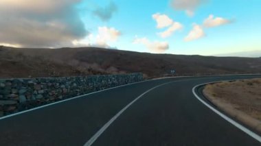 Gün batımı ışık ve seyahat konseptiyle uzun asfalt yol manzarası - dağ ve gökyüzü manzarası - manzaralı yol gezisi - sürücü perspektifi ve yolculuk konsepti