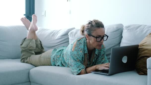 Frau Und Computer Freizeitaktivitäten Innenräumen Drahtlose Verbindung Eine Junge Erwachsene — Stockvideo