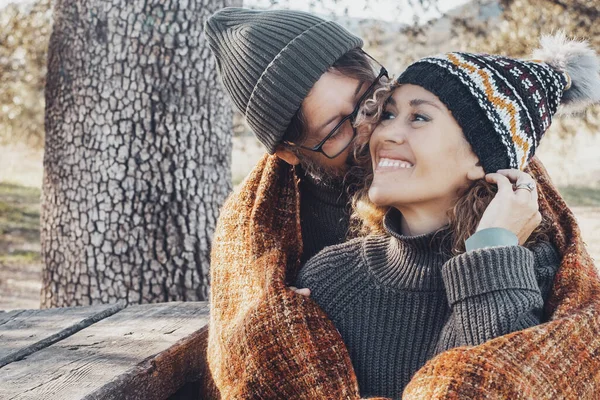 Romantik Aktivitelerdeki Mutlu Çift Parkta Birbirlerine Sarılıyorlar Sonbahar Insanları Sever — Stok fotoğraf