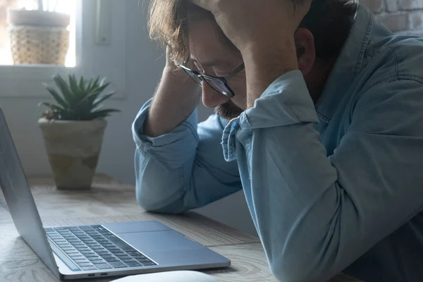 Orolig Och Desperat Stressad Arbetare Vid Skrivbordet Håller Huvudet Med — Stockfoto