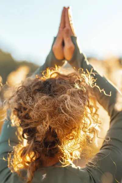ブロンドのカーリーヘアと手を結んで 自然と美しい夕日光に感謝する女性のクローズアップ 自然な健康的なライフスタイル メンタルウェルビーイング レジャー ルーチン活動 人と禅 — ストック写真