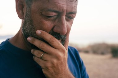 Şüpheleri ve ifade bozukluğu olan evli bir adam yüzüne baka baka endişeli düşünüyor. İnsanlar ve düşünceler portre konsepti. Olgun bir koca dışarıda tek başına yaşamayı düşünür. Boşluğu kopyala