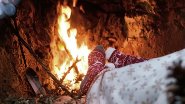 12月の休暇のためにシャレーの家の暖かい暖炉の前に靴下の人々の近くに — ストック動画