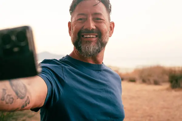 Happy Man Ulkona Ottaen Selfie Kuva Älypuhelimella Mobiili Hymyilee Kameralle — kuvapankkivalokuva