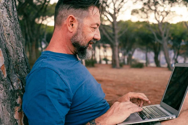 Moderne Volwassen Man Gebruikt Werkt Laptop Het Park Concept Van — Stockfoto
