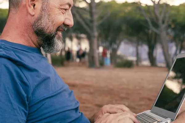 Yetişkin Bir Adam Parkta Dizüstü Bilgisayar Kullanıyor Çalışıyor Akıllı Çalışma — Stok fotoğraf