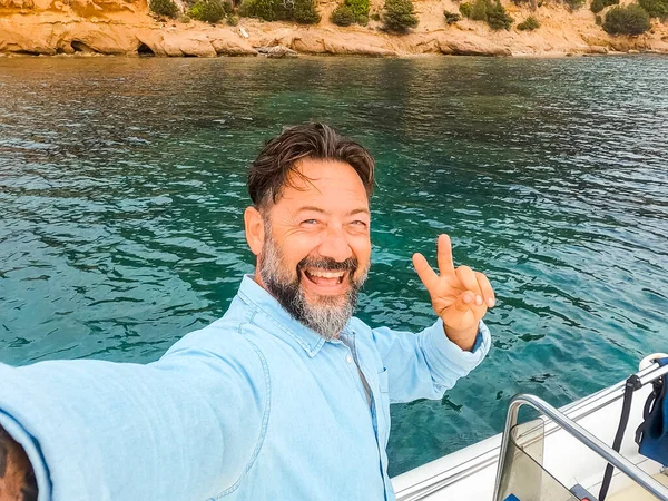 Iloinen Onnellinen Mies Innoissaan Ilme Kasvoilla Ottaen Selfie Kuva Seisoo — kuvapankkivalokuva